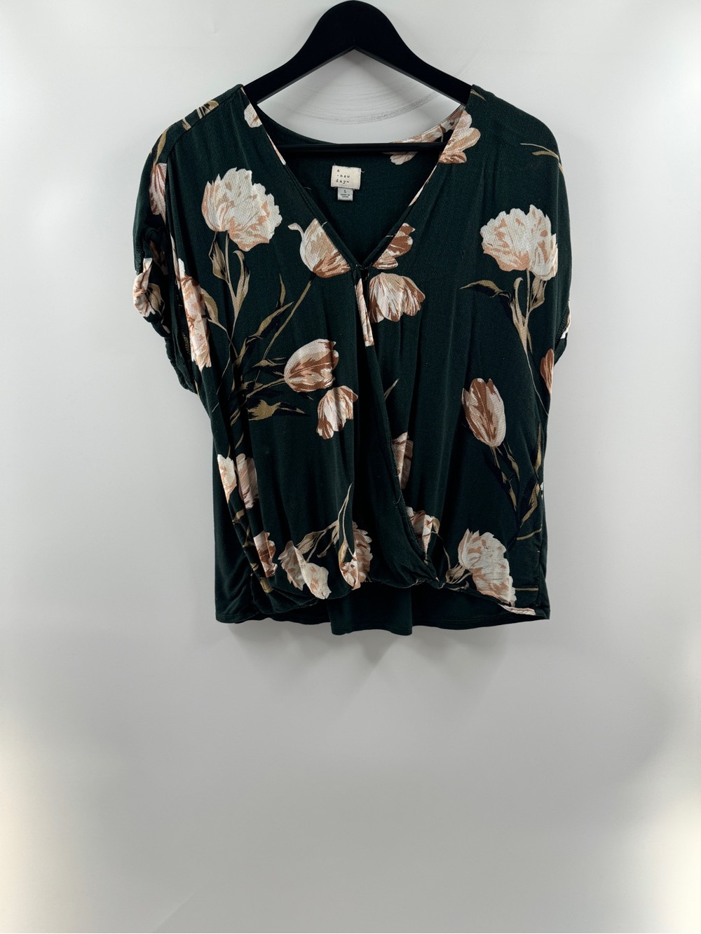 A New Day Green Floral Twist Front Top – Women's Large 100% Rayon